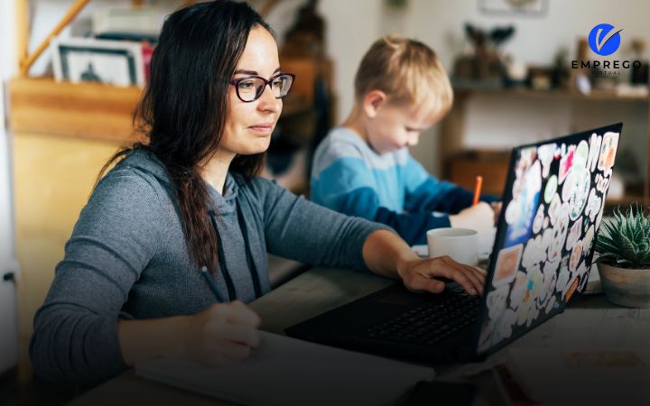 Pessoas trabalhando em casa com conforto e eficiência - emprego virtual