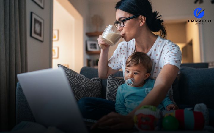 Pessoas trabalhando em casa com emprego virtual